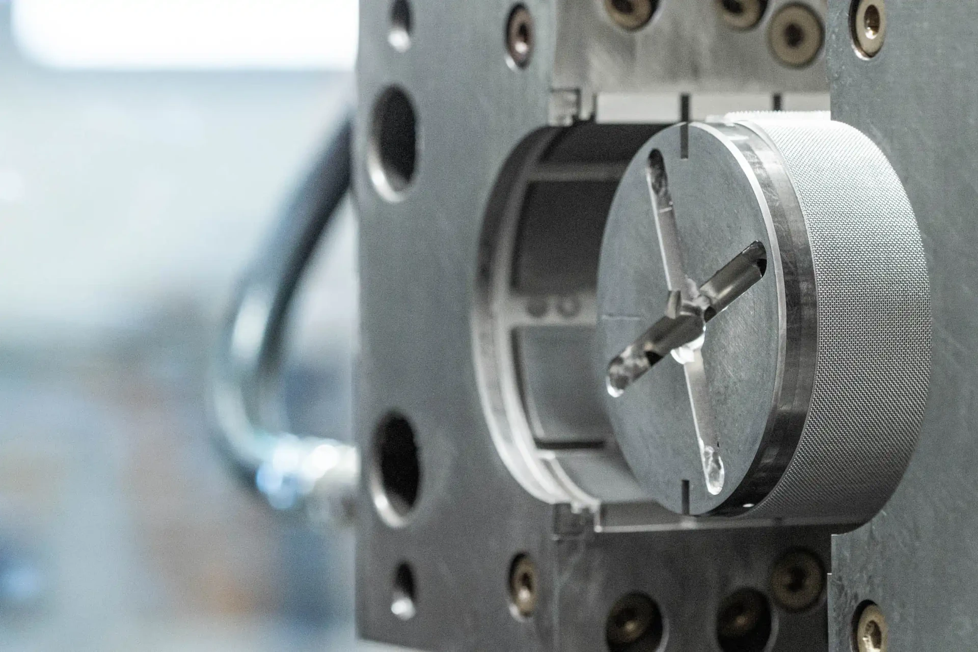Mesh filter integrated into the mould inside the injection moulding tool